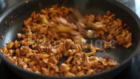 在煎锅里炸香菜在举起锅后视频的预览图