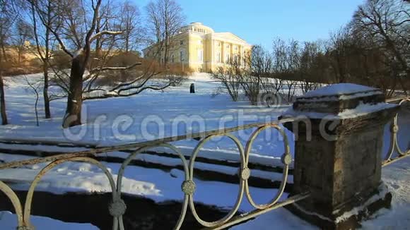桥巴甫洛夫斯克宫在巴甫洛夫斯克视频的预览图