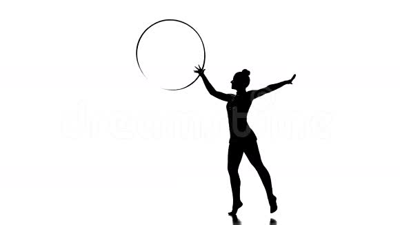 女子在体操运动中的呼啦圈视频的预览图