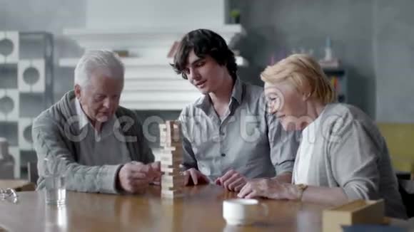 快乐的老人和他的孙子玩棋盘游戏视频的预览图