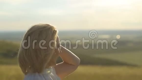美丽的女人在日落的天空上奔跑在麦田上自由概念户外快乐的女人收获麦田视频的预览图