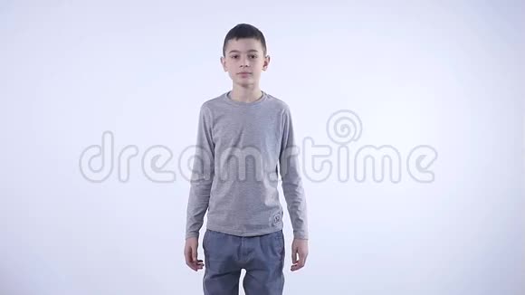 白色背景下迷茫的无知男孩的肖像视频的预览图