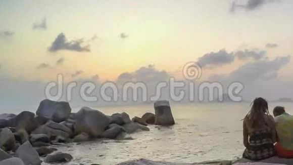 海滩上的几个剪影日落光线视频的预览图
