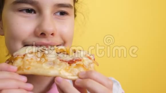 快乐的小女孩吃一片披萨的概念青少年儿童饥饿的生活方式吃一片比萨饼慢动作视频的预览图