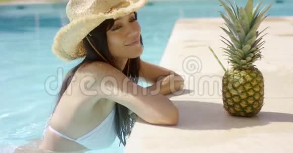 夏日泳池里漂亮时髦的年轻女人视频的预览图