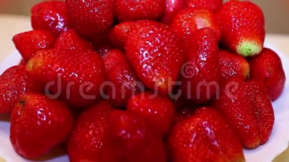 新鲜的成熟草莓视频的预览图