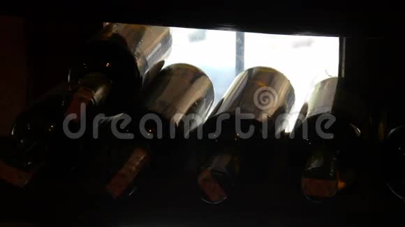 存放葡萄酒瓶的货架锡林斯伊兹密尔火鸡视频的预览图