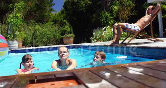 妈妈和孩子们在游泳池游泳视频的预览图