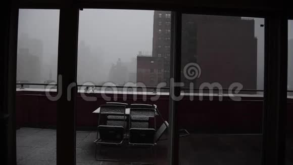 曼哈顿公寓里的雪视频的预览图