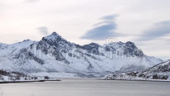 挪威北部Senja岛上的Sifjord景观视频的预览图