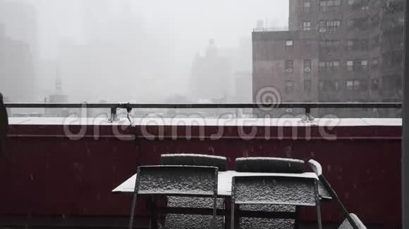 曼哈顿公寓里的雪视频的预览图