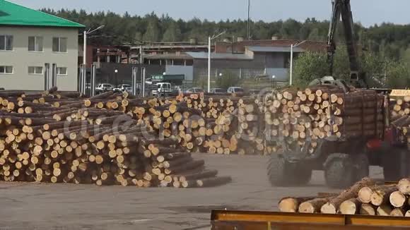 锯木厂的工作过程锯木厂的重型机械视频的预览图
