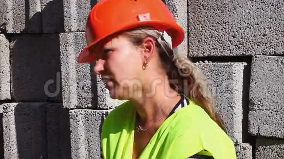 穿着头盔和背心的忧心忡忡的女建筑工人视频的预览图