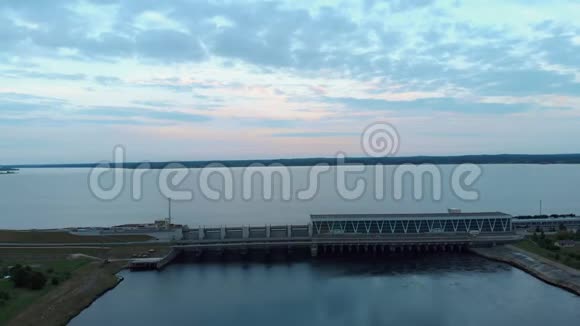 傍晚在里加的多加瓦河上飞越水电站视频的预览图