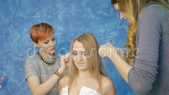 化妆师和造型师制作精灵公主的形象视频的预览图