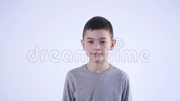 白色背景下迷茫的无知男孩的肖像视频的预览图