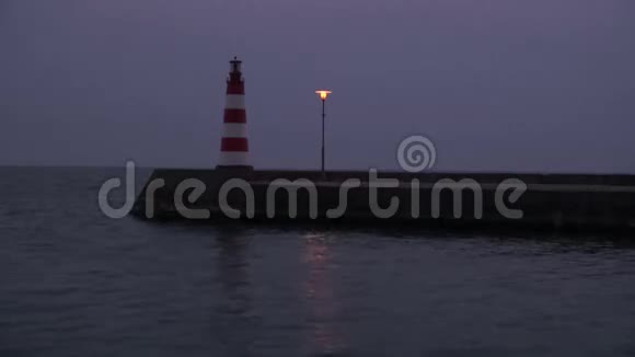 海上灯塔和码头在夜间视频的预览图