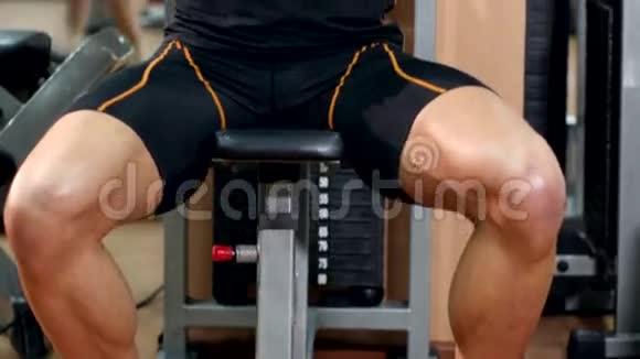 健身房里肌肉发达的年轻人穿着训练视频的预览图