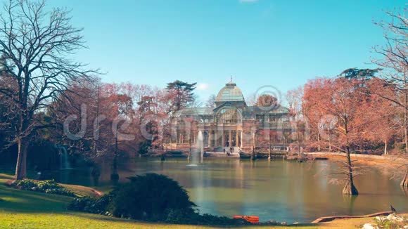 马德里退休公园水晶宫池塘全景4k时间流逝西班牙视频的预览图