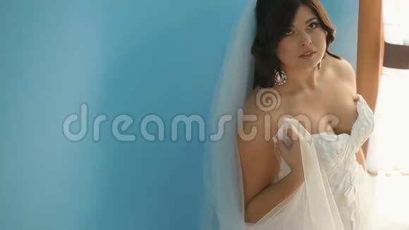 华丽迷人的新娘穿着豪华的连衣裙俯视着最高的景色穿着白色长袍的漂亮性感少女视频的预览图