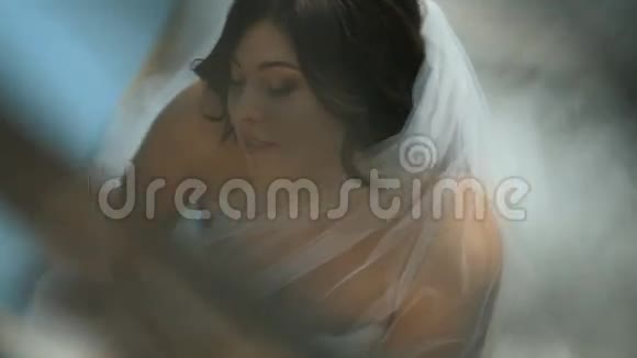 新娘顶视图华丽迷人的新娘穿着豪华的礼服仰望穿白大褂的漂亮姑娘视频的预览图