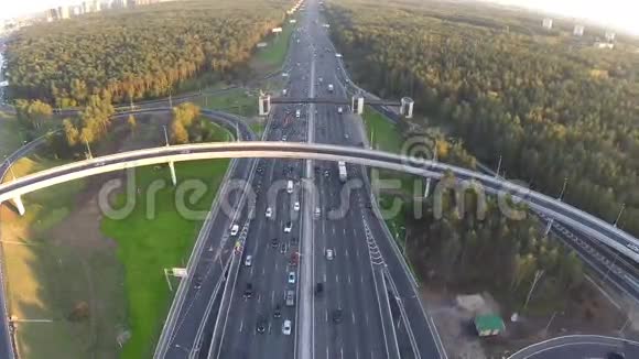 飞过城郊高速公路视频的预览图