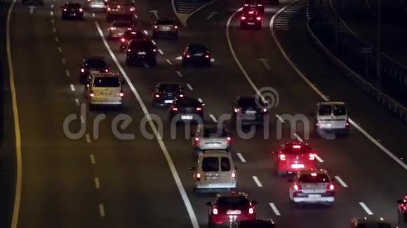进入巴塞罗那的交通和道路的夜景实时视频的预览图