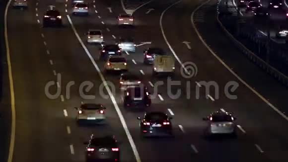 进入巴塞罗那的交通和道路的夜景时差视频的预览图