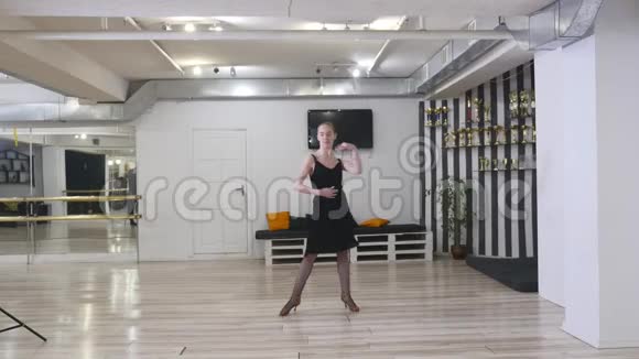 舞女在舞厅里放纵视频的预览图