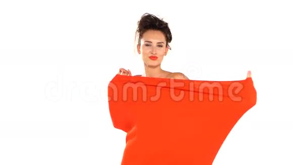 红裙长着动人的黑发女人视频的预览图
