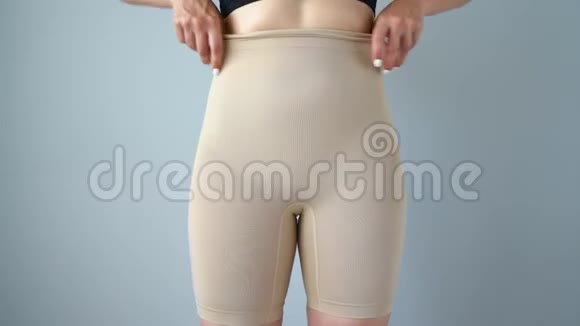 女人隐藏的不完美的身材下拉矫正内衣理想理想的概念视频的预览图
