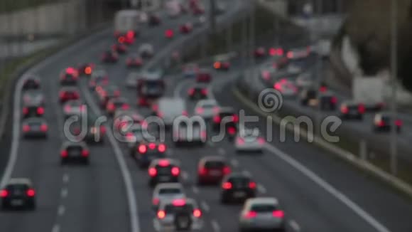 下午的场景模糊巴塞罗那的交通进入实时视频的预览图