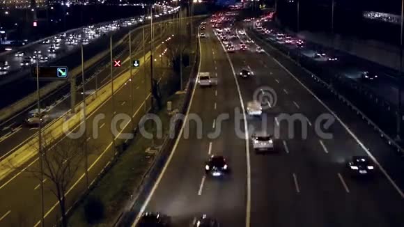 巴塞罗那出入口夜景交通实时视频的预览图