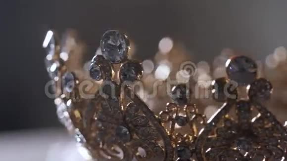 豪华珠宝店的婚礼皇冠形象视频的预览图