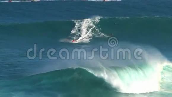 冲浪者在夏威夷毛伊岛北岸的大浪冲浪板视频的预览图
