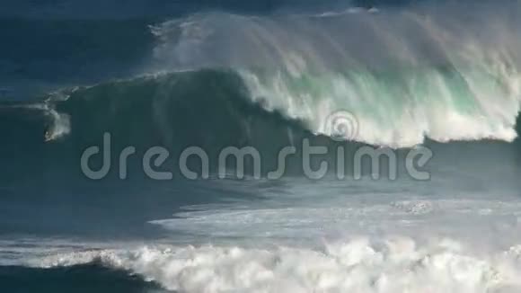 夏威夷毛伊岛北岸的冲浪者在巨浪中的冲浪颚破视频的预览图