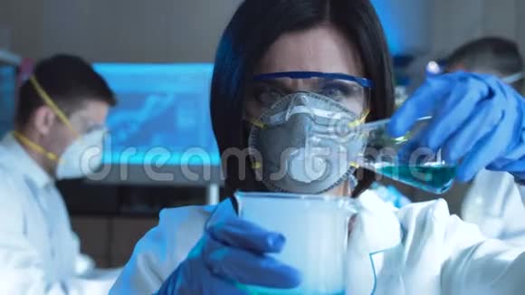 实验室里从事化学工作的女人视频的预览图