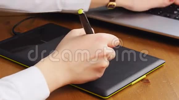 办公室里的平板电脑上的女性手绘视频的预览图