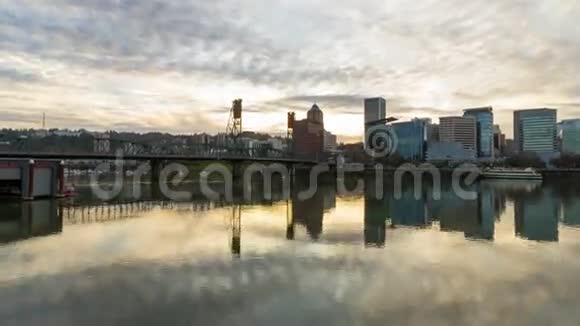 威拉米特河沿线云和水的反射与城市天际线波特兰或4k视频的预览图