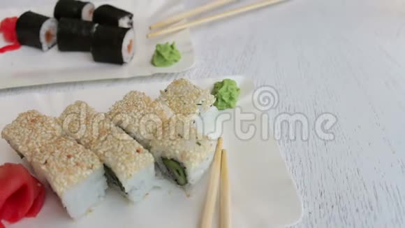 美味的寿司有三文鱼和寿司有鱼粉红色姜盘子里有青芥末还有漂亮的酱油视频的预览图