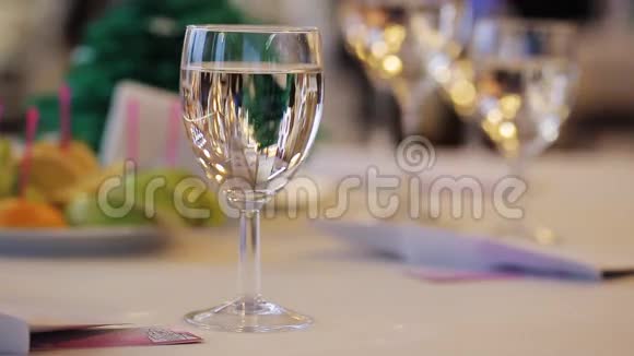 宴会桌上闪烁的香槟杯视频的预览图