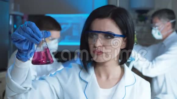 实验室里从事化学工作的女人视频的预览图