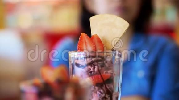 亚洲女孩吃冰淇淋圣代视频的预览图