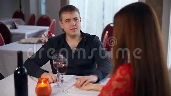 男人和爱的女人浪漫的夜晚在餐厅情人节喝酒视频的预览图