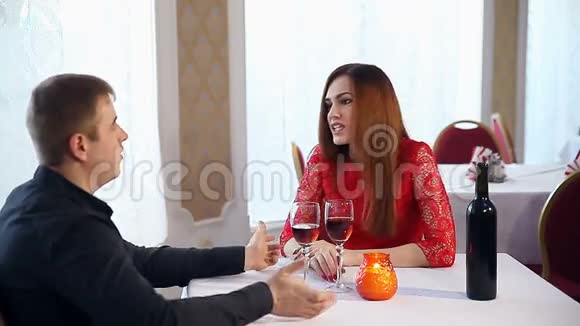 男人和女人浪漫的夜晚在一家餐馆喝葡萄酒爱情情人节视频的预览图