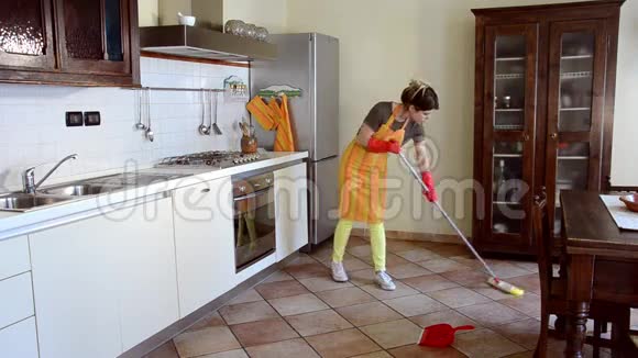 年轻女子打扫厨房地板视频的预览图