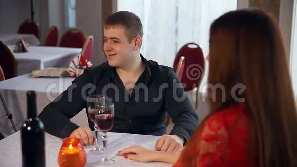 男人和女人都喜欢在餐馆喝葡萄酒的浪漫夜晚情人节视频的预览图