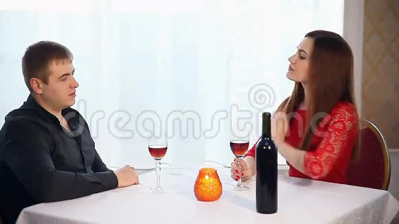 男人和女人浪漫的夜晚在爱情餐厅喝酒情人节视频的预览图