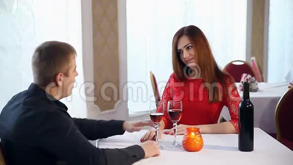 男人和女人浪漫的晚上在餐厅爱喝酒情人节视频的预览图
