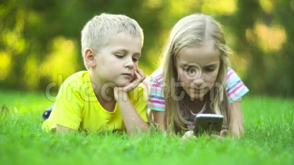 有智能手机的孩子在外面视频的预览图